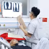 Bác sỹ theo dõi tình trạng cho một bệnh nhân cấp cứu. (Ảnh: Minh Quyết/TTXVN)