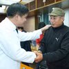 Phó giáo sư Đào Xuân Cơ - Giám đốc Bệnh viện Bạch Mai cảm ơn và tri ân gia đình của bệnh nhân S. với nghĩa cử cao đẹp đã hiến tạng cứu người. (Ảnh: PV/Vietnam+)
