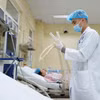 Bác sỹ điều trị, theo dõi sức khỏe cho một bệnh nhân ung thư. (Ảnh: TTXVN/Vietnam+)