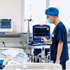 Bác sĩ Bệnh viện Nhi Trung ương theo dõi tình hình sức khoẻ cho bệnh nhi. (Ảnh: BVCC)