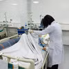 Bác sĩ theo dõi sức khỏe cho bệnh nhân. (Ảnh: BVCC) 