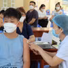 Tiêm vaccine phòng COVID-19 cho học sinh. (Ảnh: Văn Dũng/TTXVN)