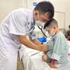Bác sỹ Bệnh viện Xanh Pôn khám và điều trị cho bệnh nhi. (Ảnh: T.G/Vietnam+)