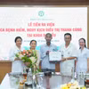 Các bác sĩ chúc mừng bệnh nhân đã kiên cường cùng các thầy thuốc để chiến thắng bệnh tật. (Ảnh: PV/Vietnam+)