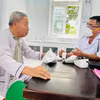 Nhân viên y tế tư vấn sức khoẻ cho người dân đến khám tại Trạm Y tế xã Cam Chính, huyện Cam Lộ, tỉnh Quảng Trị. (Ảnh: T.G/Vietnam+)