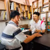 Nhóm đồng đẳng viên S66_Lotus tại tỉnh Đồng Tháp đang tư vấn cho các khách hàng trong công tác phòng chống HIV/AIDS. (Ảnh: T.G/Vietnam+)