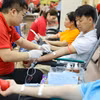 Người dân tham gia hiến máu nhân đạo. (Ảnh: Thanh Tùng/TTXVN)