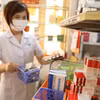 Nhân viên y tế lấy thuốc tại một bệnh viện. (Ảnh: M.Q/Vietnam+)