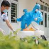 Ngành y tế huyện Quốc Oai phối hợp cùng trạm y tế xã tiến hành phun khử khuẩn, xử lý môi trường tại các khu vực bị ngập phòng, chống dịch bệnh sau lũ. (Ảnh: Minh Quyết/TTXVN)