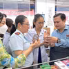 Đoàn giám sát Hội đồng Nhân dân Thành phố Hồ Chí Minh kiểm tra tại một cơ sở kinh doanh thuốc trên địa bàn quận Tân Phú. (Ảnh: Đinh Hằng/TTXVN)