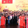 Phó Thủ tướng Trần Lưu Quang cùng lãnh đạo Thành phố Hồ Chí Minh chụp ảnh lưu niệm cùng các đại biểu Kiều bào. (Ảnh: Xuân Khu/TTXVN)