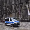 Cảnh sát Đức gác bên ngoài Nhà thờ Cologne để tăng cường an ninh trước đêm giao thừa, hồi tháng 12 năm ngoái. (Ảnh: AFP/TTXVN)
