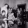 Vào lúc 24h ngày 20/7/1954 (giờ Geneva), tức sáng 21/7/1954 (giờ Hà Nội), Thứ trưởng Bộ Quốc phòng Tạ Quang Bửu thay mặt Chính phủ và Bộ Tổng Tư lệnh Quân đội Nhân dân Việt Nam ký Hiệp định đình chiến ở Việt Nam. (Ảnh: Tư liệu TTXVN)