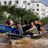 Lực lượng cứu hộ sơ tán người dân khỏi vùng ngập lụt tại bang Rio Grande do Sul (Brazil) ngày 5/5/2024. (Ảnh: THX/TTXVN)