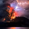 Núi lửa Ruang ở Bắc Sulawesi, Indonesia phun trào ngày 17/4/2024. (Ảnh: AFP/TTXVN)
