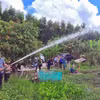 Chủ tịch Ủy ban Nhân dân tỉnh Cà Mau Huỳnh Quốc Việt (thứ hai, trái) kiểm tra công tác ứng trực, vận hành thiết bị chống cháy. (Ảnh: Huỳnh Anh/TTXVN)