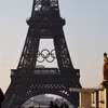 Biểu tượng Olympic được dựng trên tháp Eiffel ở Thủ đô Paris (Pháp), ngày 7/6/2024. (Ảnh: THX/TTXVN)