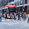 Người dân trên đường phố Toronto, Ontario (Canada). (Ảnh: THX/TTXVN)