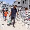 Người dân đi lấy nước sinh hoạt tại Gaza ngày 17/7/2024. (Ảnh: THX/TTXVN)