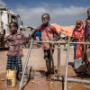 Các em nhỏ lấy nước tại điểm công cộng ở Beledweyne (Somalia). (Ảnh: AFP/TTXVN)