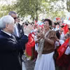 Tổng Bí thư Nguyễn Phú Trọng với nhân dân và học sinh Cuba tại Tượng đài Hồ Chí Minh ở Công viên Hòa Bình, Thủ đô La Habana, chiều 28/3/2018. (Ảnh: Trí Dũng/TTXVN)