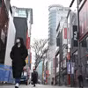 Người dân trên đường phố Seoul (Hàn Quốc). (Ảnh: AFP/TTXVN)