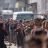Người dân xếp hàng chờ mua bánh mỳ tại thành phố Gaza ngày 14/4/2024. (Ảnh: THX/TTXVN)