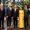 Chủ tịch Cuba Miguel Díaz Canel-Bermudez và Đại sứ Lê Quang Long cùng các đại biểu. (Ảnh: TTXVN phát)