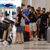 Hành khách tại Sân bay Quốc tế Dubai (UAE). (Ảnh: AFP/TTXVN)