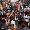 Người dân mua sắm tại một khu chợ ở Chennai (Ấn Độ). (Ảnh: AFP/TTXVN)