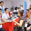 Các bác sỹ Hội Thầy thuốc Trẻ Việt Nam khám chữa bệnh miễn phí cho người dân. (Ảnh: Minh Đức/TTXVN)