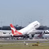 Máy bay của hãng hàng không Qantas Airways cất cánh từ sân bay Sydney (Australia). (Ảnh: AFP/TTXVN)
