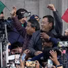 Tổng thống Bolivia Luis Arce giơ nắm đấm siết chặt giữa những người ủng hộ và giới truyền thông, bên ngoài dinh thự của chính phủ ở La Paz (Bolivia), ngày 26/6/2024. (Nguồn: AP)