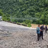 Các phương tiện mắc kẹt trên đường cao tốc sau trận lở đất tại huyện Chitwan (Nepal), ngày 12/7/2024. (Ảnh: THX/TTXVN)