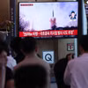 Người dân theo dõi vụ phóng tên lửa của Triều Tiên qua truyền hình tại Seoul (Hàn Quốc), ngày 26/6/2024. (Ảnh: Yonhap/TTXVN)