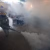 Phun thuốc diệt muỗi. (Ảnh: AFP/TTXVN)
