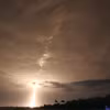 Tên lửa đẩy Falcon 9 mang theo vệ tinh PACE rời bệ phóng tại Trung tâm Vũ trụ Kennedy ở Cape Canaveral, Florida (Mỹ) ngày 8/2/2024. (Ảnh: AFP/TTXVN)