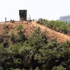 Ảnh chụp từ tháp quan sát của Hàn Quốc ở Paju, cách Seoul 37km về phía Tây Bắc ngày 4/6/2024: Binh sỹ Triều Tiên xây dựng cứ điểm ở Khu Phi Quân sự (DMZ). (Ảnh: Yonhap/TTXVN)