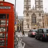 Ôtô trên đường phố London, gần Tu viện Westminster (Anh). (Nguồn: Getty Images/CNN)
