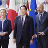 Chủ tịch EC Ursula von der Leyen (trái), Thủ tướng Nhật Bản Fumio Kishida (giữa) và Chủ tịch Hội đồng châu Âu Charles Michel tại Hội nghị Thượng đỉnh EU-Nhật Bản ở Brussels ngày 13/7/2023. (Ảnh: Kyodo/TTXVN)