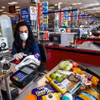 Người dân mua sắm tại một siêu thị ở Milan (Italy). (Ảnh: AFP/TTXVN)