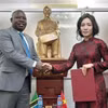 Đại sứ Việt Nam tại Tanzania Vũ Thanh Huyền chúc mừng ông Juvenal Sakubu được bổ nhiệm làm Lãnh sự danh dự Việt Nam tại Bujumbura (Cộng hòa Burundi). (Ảnh: TTXVN phát)