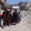 Trẻ em Palestine tại khu vực đổ nát sau các cuộc oanh tạc của Israel xuống thành phố Rafah, phía Nam Dải Gaza, ngày 19/4/2024. (Ảnh: AFP/TTXVN)