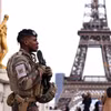 Binh sỹ Pháp tuần tra tại Thủ đô Paris, ngày 25/3/2024. (Ảnh: THX/TTXVN)