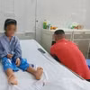 Học sinh Phùn Thảo Ly được theo dõi, điều trị tại Bệnh viên Đa khoa tỉnh Quảng Ninh. (Ảnh: TTXVN phát)