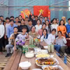 Các tu nghiệp sinh Việt Nam thuộc Trung tâm AICAT cùng liên hoan đón Giao thừa. (Ảnh Vũ Hội/TTXVN)