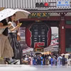 Người dân trên đường phố Tokyo (Nhật Bản). (Ảnh: Kyodo/TTXVN)