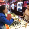 Người dân giao dịch vàng tại khu vực Hà Nội. (Ảnh: Đức Duy/Vietnam+)