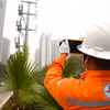 EVNHANOI kiểm tra hành lang lưới điện tại quận Nam Từ Liêm. (Ảnh: PV/Vietnam+)