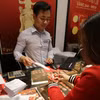 Khách hàng giao dịch vàng khu vực Hà Nội. (Ảnh: TTXVN)
